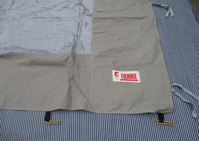 Bok k markýze č. M6 – Fiamma, délka 215 cm, výška 220 cm a v nižší části 185 cm, okno