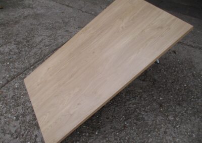 N09 – závěsný stůl s nohou č. 14 (120 x 70 cm)