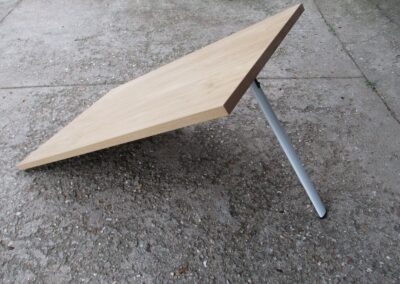 N09 – závěsný stůl s nohou č. 14 (120 x 70 cm)