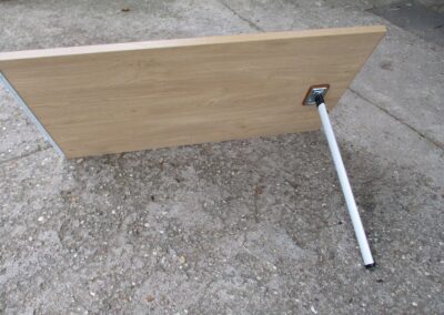 N09 – závěsný stůl s nohou č. 14 (120 x 70 cm)