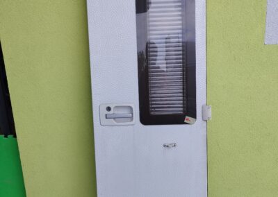 Dveře č. D 34 – pravé, 55,5 x 173 cm, prasklina na okně