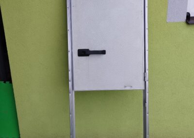 Dveře č. D 40 – pravé, horní 1/2 + rám, 56,5 x 170 cm