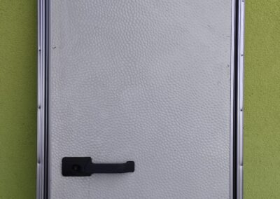 Dveře č. D 40 – pravé, horní 1/2 + rám, 56,5 x 170 cm