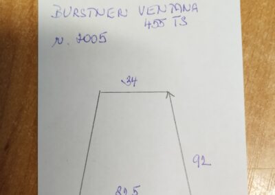 kryt na oj č. P140 – BURSTNER VENTANA 455 TS, rok 2005, délka 92 x šířka 82,5 (34) cm
