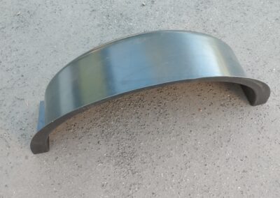 podběh ke karavanu č. P148 – výška 28,5, šířka 63 a hloubka 16 cm