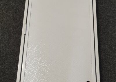 plastový kaslík (dveře) č. 2618 – s rámem 118 x 59 cm, (115×56 cm), chybí horní pant