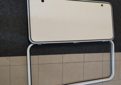 plastový kaslík (dveře) č. 2618 – s rámem 118 x 59 cm, (115×56 cm), chybí horní pant