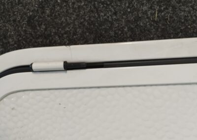 plastový kaslík (dveře) č. 2618 – s rámem 118 x 59 cm, (115×56 cm), chybí horní pant
